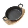 Minipfanne Mit 2 Griffen U. Holzuntersetzer - Gusspfanne - Gusseisen - D: 15cm - Servierpfanne
