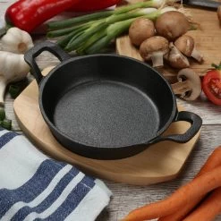 Minipfanne Mit 2 Griffen U. Holzuntersetzer - Gusspfanne - Gusseisen - D: 15cm - Servierpfanne -Abenteuer Verkauf 21157 minipfanne 2Griffe untersetzer gusseinsen 2FNZfn19LqLeF5 1280x1280