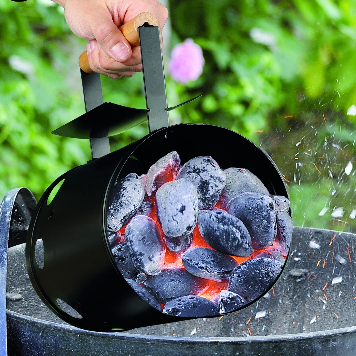 Anzündkamin Metall Für Kohle Und Briketts - Kohlestarter - D: 17cm, H: 27cm - Holzgriff 3 Anzündkamin Metall Für Kohle Und Briketts - Kohlestarter - D: 17cm, H: 27cm - Holzgriff – Bild 3