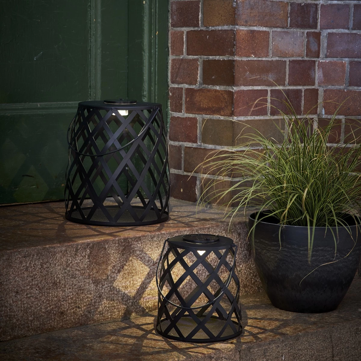 LED Solar Laterne CALABRIA - Zum Hängen O. Stellen - Warmweiße LED - H: 20cm - Lichtsensor - Outdoor 4 LED Solar Laterne CALABRIA - Zum Hängen O. Stellen - Warmweiße LED - H: 20cm - Lichtsensor - Outdoor – Bild 4