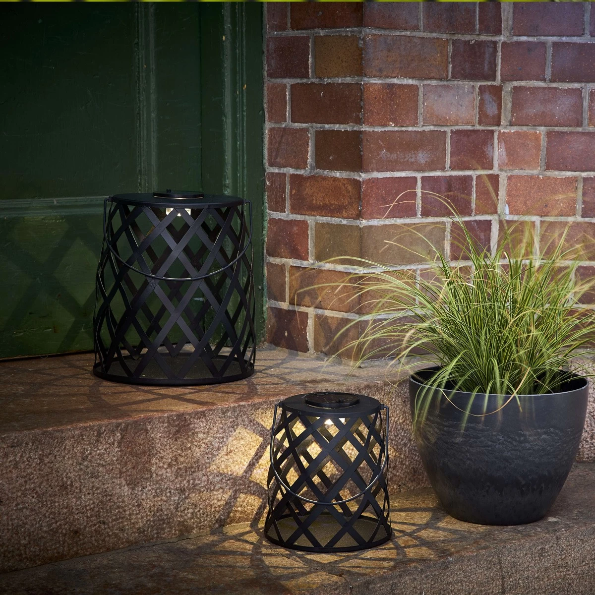 LED Solar Laterne CALABRIA - Zum Hängen O. Stellen - Warmweiße LED - H: 20cm - Lichtsensor - Outdoor 11 LED Solar Laterne CALABRIA - Zum Hängen O. Stellen - Warmweiße LED - H: 20cm - Lichtsensor - Outdoor – Bild 11