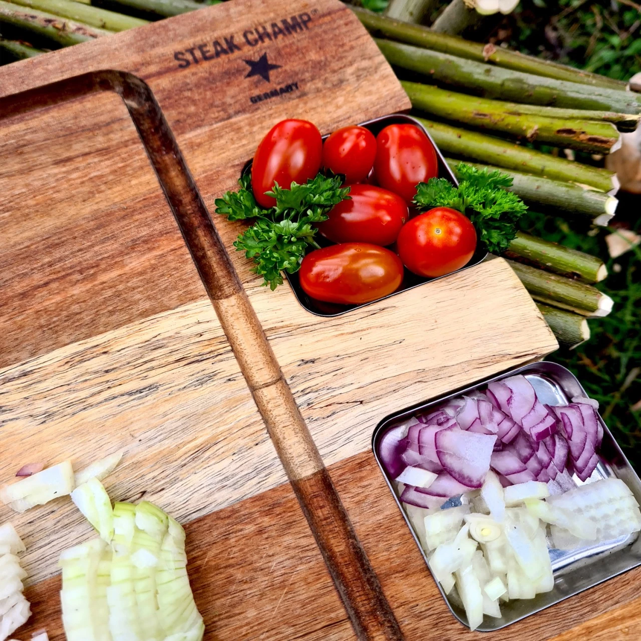 STEAK CHAMP - Steakbrett Mit 2 Dipschalen - Akazienholz 42x27x1,6cm 7 STEAK CHAMP - Steakbrett Mit 2 Dipschalen - Akazienholz 42x27x1,6cm – Bild 7