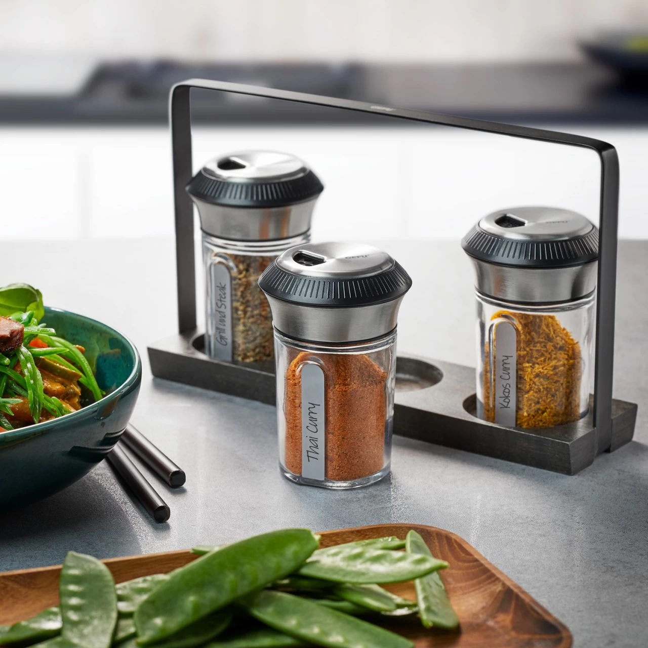 GEFU Gewürz- Und Kräuterstreuer Set X-PLOSION - Edelstahl, Glas - Edle Holzmenage - 3 Streuer - H: 14,2cm 2 GEFU Gewürz- Und Kräuterstreuer Set X-PLOSION - Edelstahl, Glas - Edle Holzmenage - 3 Streuer - H: 14,2cm – Bild 2