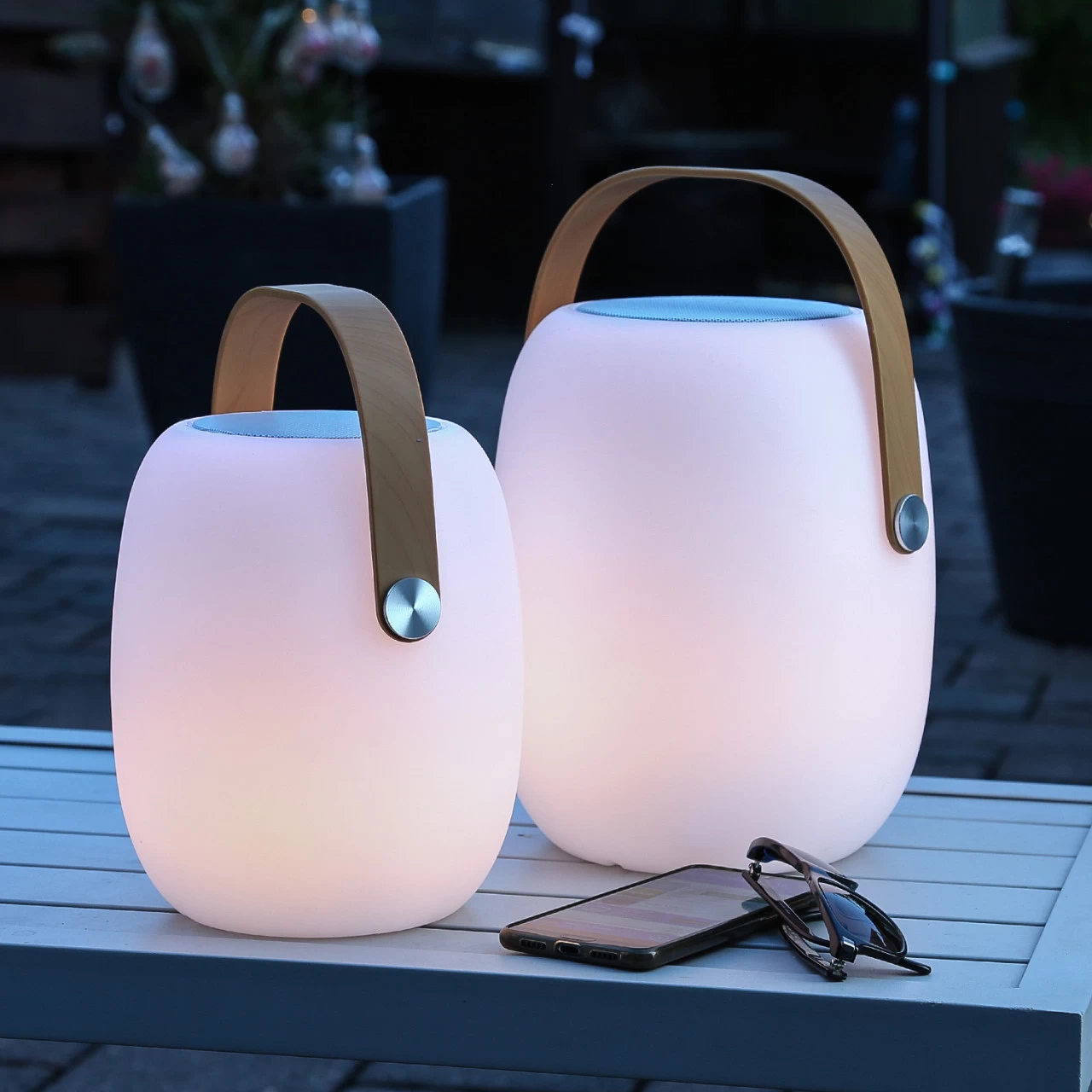 LED Tischleuchte Mit Lautsprecher - Bluetooth - 6 Warmweiße LED - H: 27cm - Für Garten, Balkon 4 LED Tischleuchte Mit Lautsprecher - Bluetooth - 6 Warmweiße LED - H: 27cm - Für Garten, Balkon – Bild 4