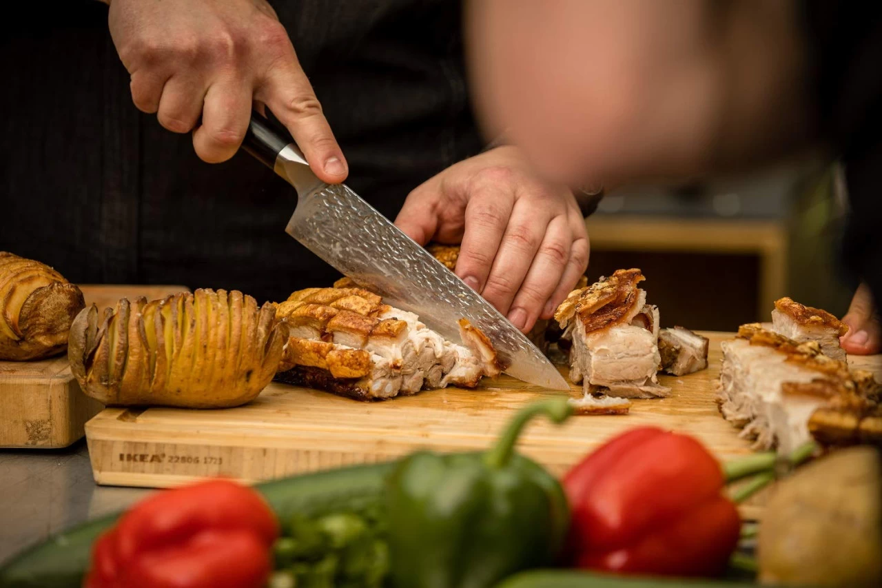 ZAYIKO Damastmesser "Olive Chefmesser" - 20cm Klinge - Griff: Olivenholz - VG-10 Stahlkern 4 ZAYIKO Damastmesser "Olive Chefmesser" - 20cm Klinge - Griff: Olivenholz - VG-10 Stahlkern – Bild 4